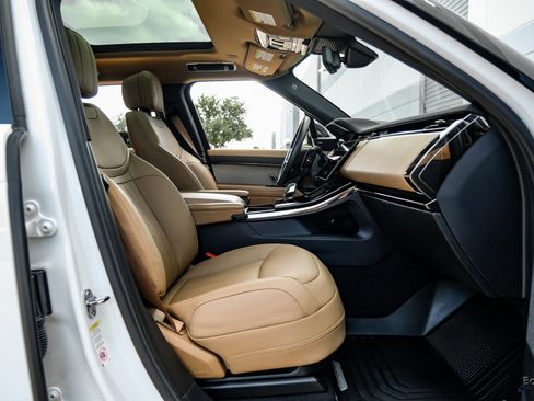 Used 2024 Land Rover Range Rover Sport SE image 39