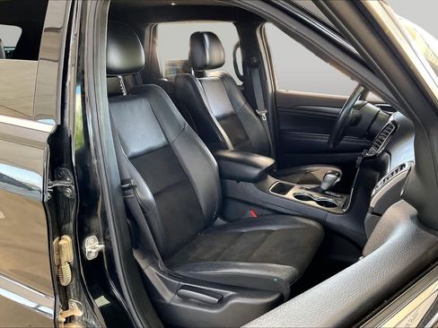 Used 2019 Jeep Grand Cherokee Laredo w/ Laredo X Package RWD image 10