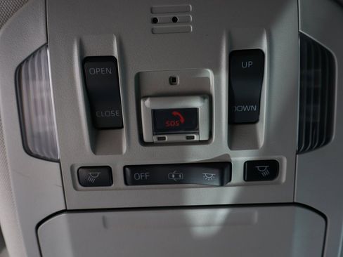 Used 2020 Toyota Highlander XLE image 28