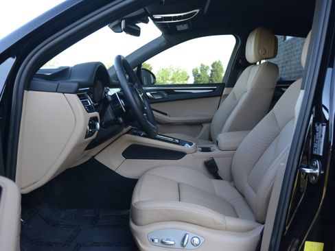 Certified 2025 Porsche Macan AWD/4WD image 15