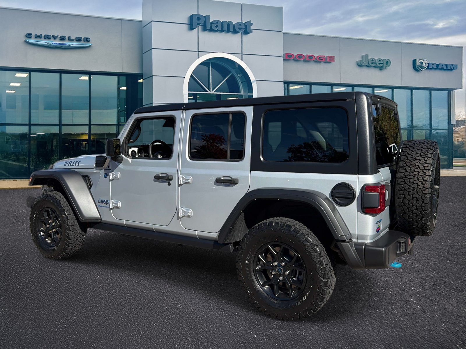 Used 2024 Jeep Wrangler Unlimited AWD/4WD image 3
