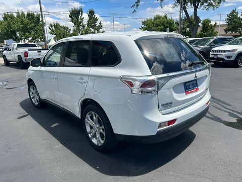 Used 2014 Mitsubishi Outlander SE AWD/4WD image 10