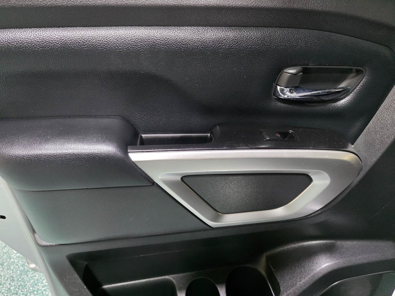 Used 2017 Nissan Titan SV RWD image 20