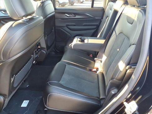 New 2025 Jeep Grand Cherokee Altitude image 17