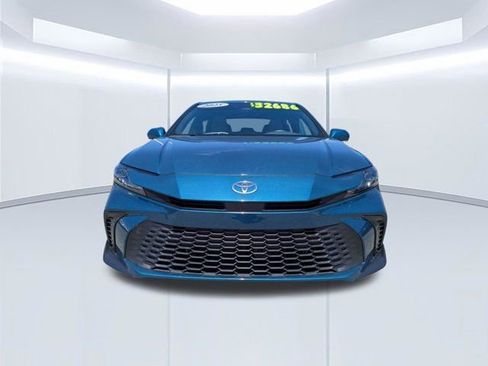 Used 2025 Toyota Camry SE FWD image 9