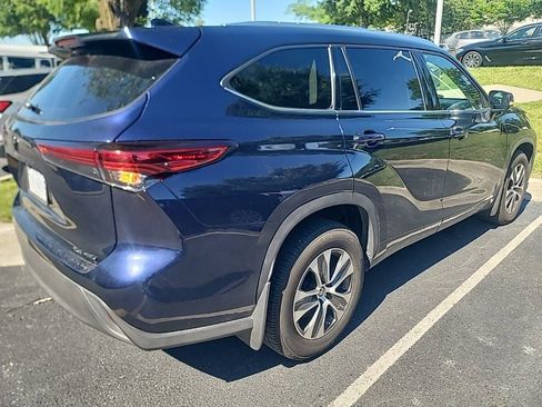 Used 2021 Toyota Highlander XLE AWD/4WD image 4