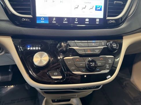 Used 2023 Chrysler Pacifica Touring-L image 3
