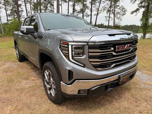 Used 2023 GMC Sierra 1500 SLT w/ X31 Off-Road Package AWD/4WD image 7