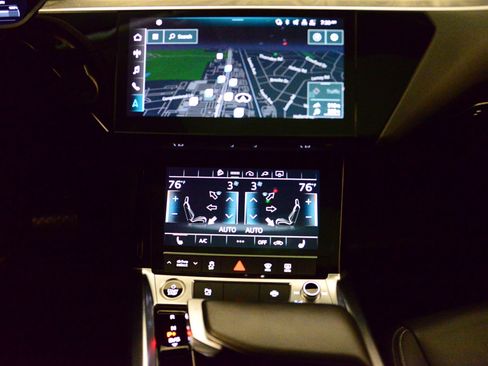 Certified 2022 Audi e-tron Premium image 29