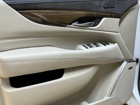 Used 2018 Cadillac Escalade Luxury image 13