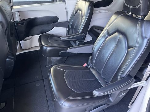 Used 2023 Chrysler Pacifica Touring-L FWD image 19