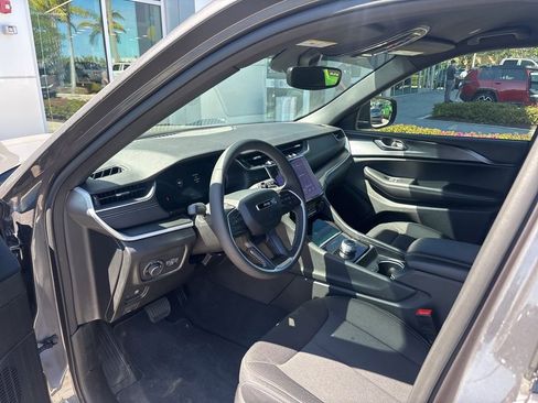 Used 2024 Jeep Grand Cherokee L Laredo RWD image 6