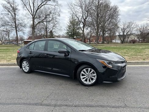 Used 2025 Toyota Corolla LE w/ LE Premium Package image 2