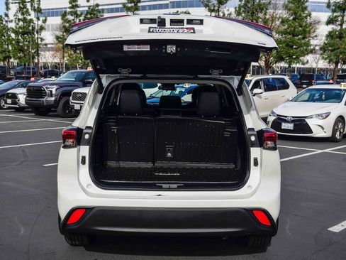 Certified 2020 Toyota Highlander LE image 28