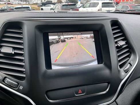 Used 2019 Jeep Cherokee Latitude w/ Popular Appearance Group image 21