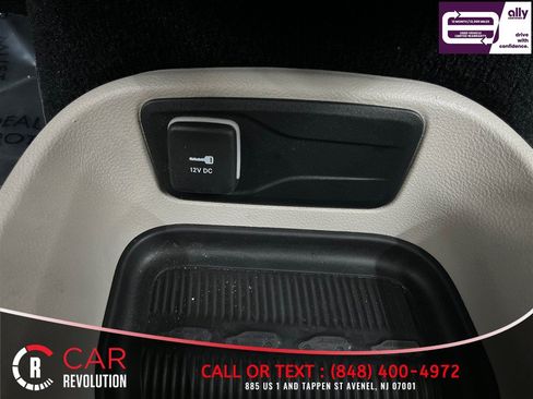 Used 2023 Chrysler Pacifica Touring-L FWD image 25