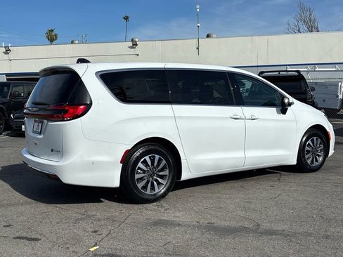 Used 2023 Chrysler Pacifica Touring-L FWD image 4