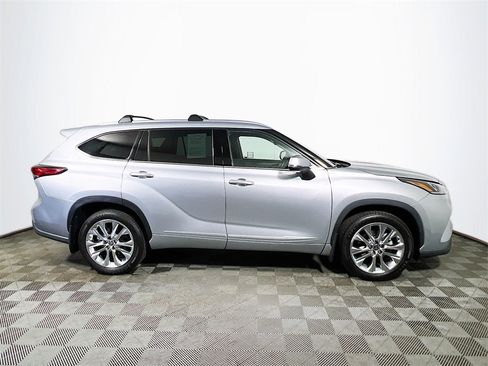 Used 2023 Toyota Highlander Limited image 9