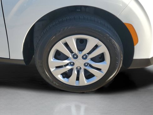 Certified 2025 Kia Soul LX image 28