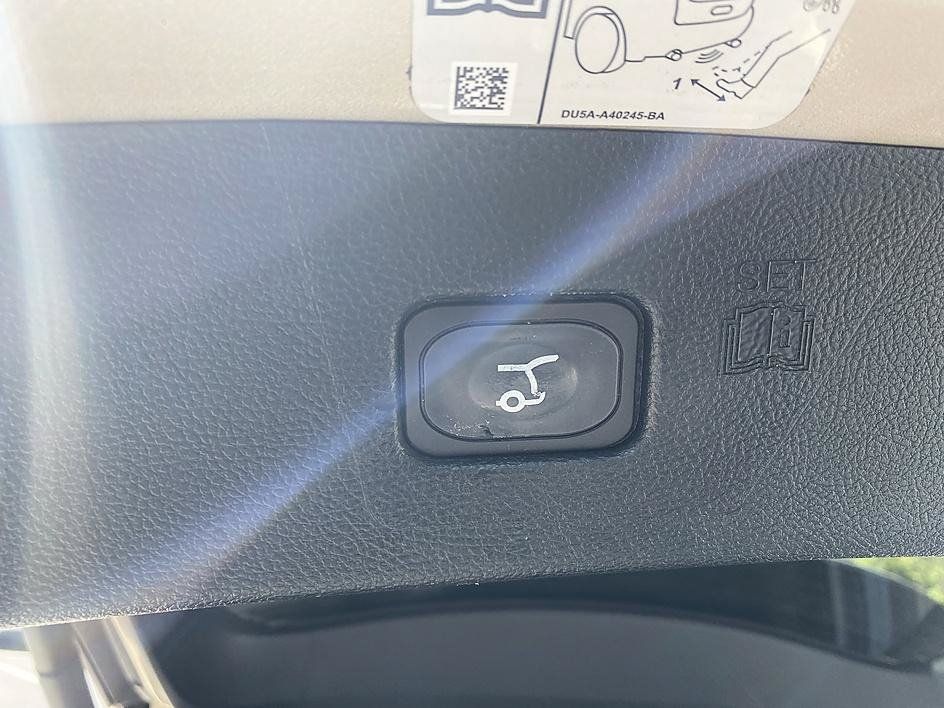Used 2018 Ford Edge Titanium w/ Equipment Group 302A AWD/4WD image 12