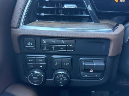 New 2026 Chevrolet Suburban High Country AWD/4WD image 39