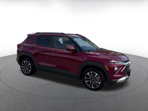 Used 2025 Chevrolet TrailBlazer LT image 2