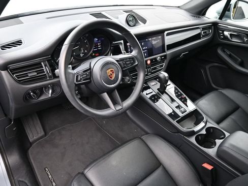 Certified 2026 Porsche Macan AWD/4WD image 4