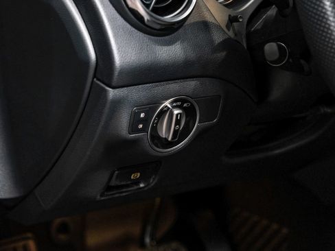 Used 2019 Mercedes-Benz GLA 250 4MATIC image 33