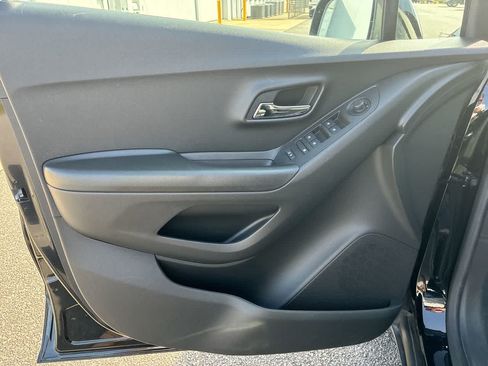 Used 2022 Chevrolet Trax LT w/ Midnight Edition FWD image 21