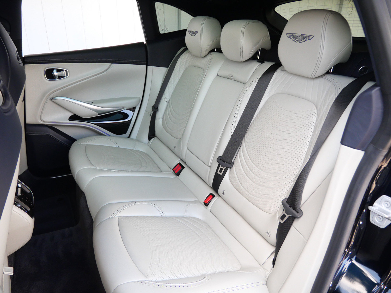 Used 2023 Aston Martin DBX AWD/4WD image 18