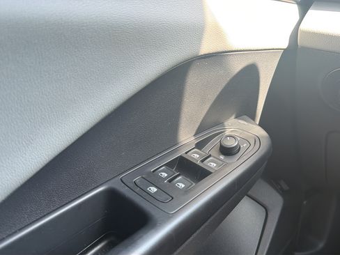 Used 2022 Volkswagen Taos SE w/ Panoramic Sunroof Package AWD/4WD image 31