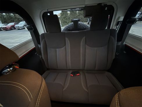 Used 2015 Jeep Wrangler Sahara image 22