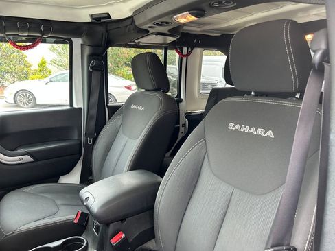 Used 2018 Jeep Wrangler Unlimited Sahara w/ Connectivity Group AWD/4WD image 10