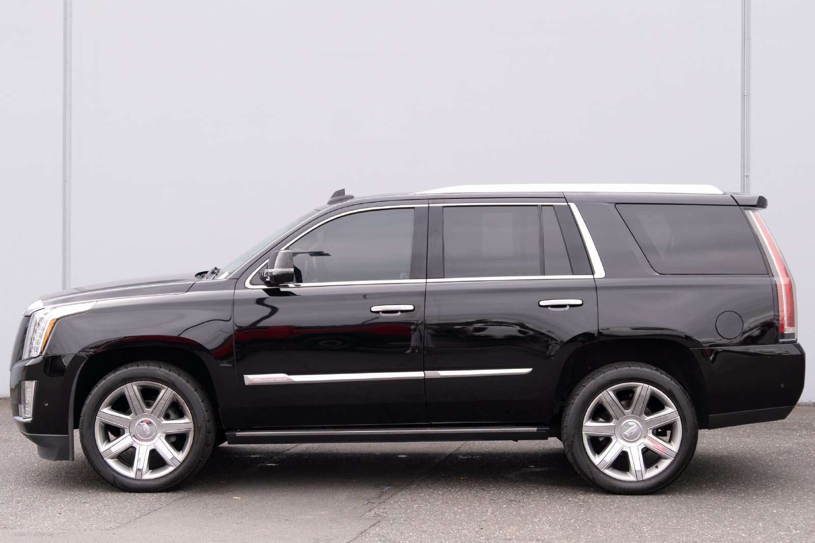 Used 2017 Cadillac Escalade Premium Luxury AWD/4WD image 30