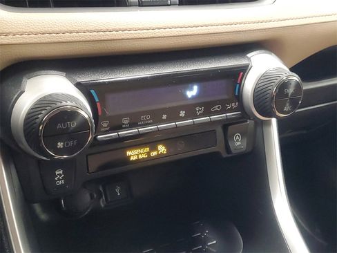 Used 2020 Toyota RAV4 XLE image 27