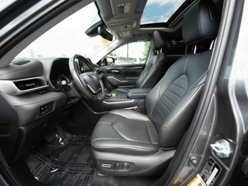 Used 2023 Toyota Highlander XLE AWD/4WD image 9