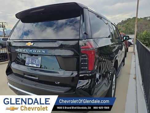 Used 2025 Chevrolet Suburban LT RWD image 5