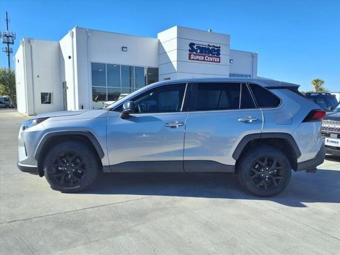 Used 2022 Toyota RAV4 LE image 4