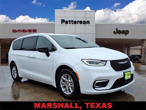 Used 2025 Chrysler Pacifica Select image 1