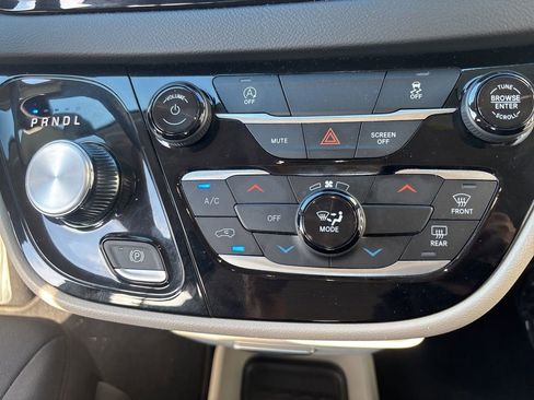 Used 2024 Chrysler Voyager LX image 39