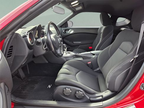 Used 2016 Nissan 370Z w/ Sport Package image 6