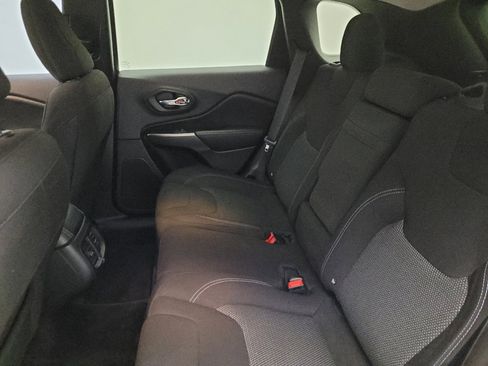 Used 2019 Jeep Cherokee Latitude w/ Popular Appearance Group image 18