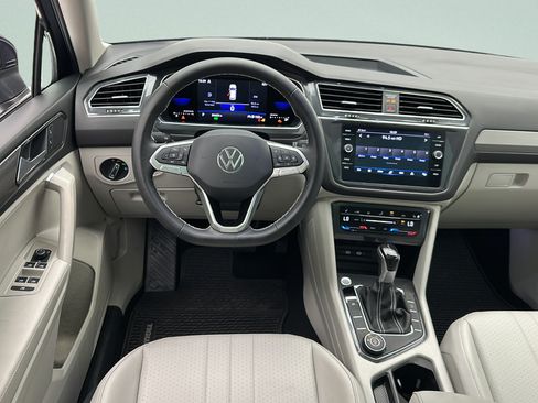Used 2023 Volkswagen Tiguan SE AWD/4WD image 13