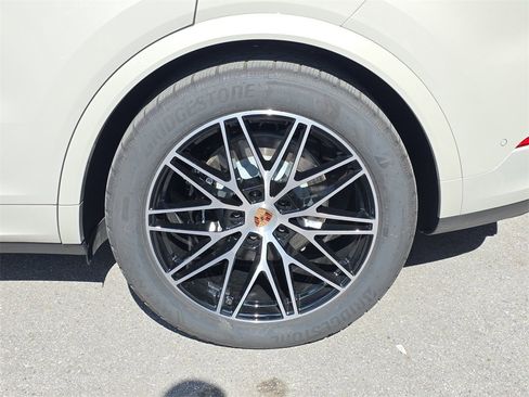 Certified 2025 Porsche Cayenne E-Hybrid image 11