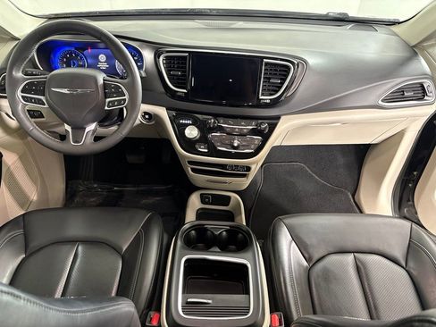 Used 2023 Chrysler Pacifica Touring-L FWD image 14