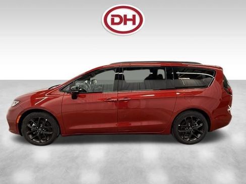 Used 2025 Chrysler Pacifica Limited image 11