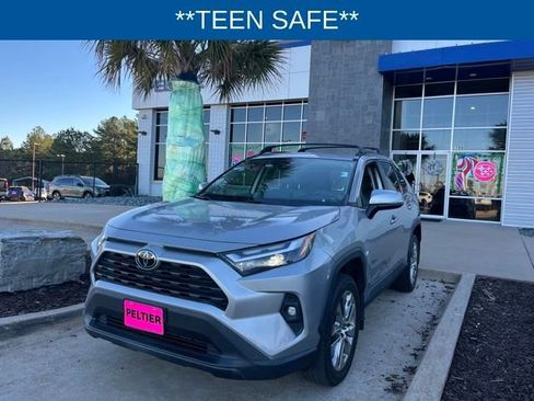 Used 2022 Toyota RAV4 XLE Premium image 3