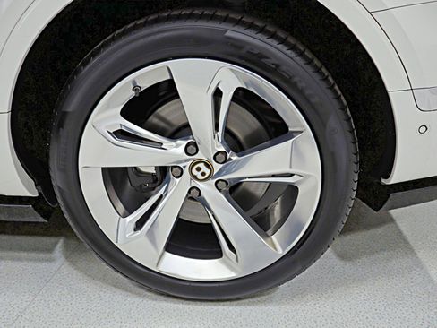 Used 2019 Bentley Bentayga image 56