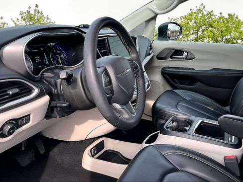 Used 2023 Chrysler Pacifica Touring-L FWD image 12