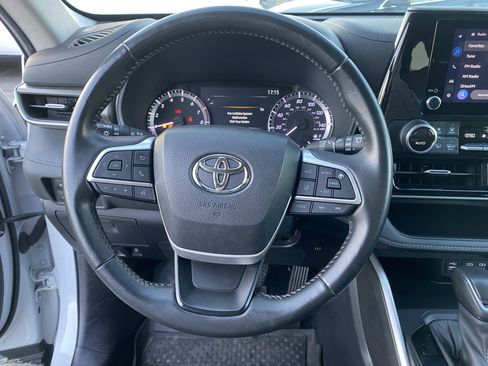 Used 2022 Toyota Highlander LE image 12